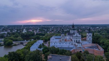 Berdichev 'deki Bare Carmelites Manastırı akşam manzarası