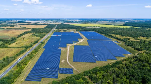 Panel solar verde campo de la fábrica energía alternativa vista aérea — Foto de Stock
