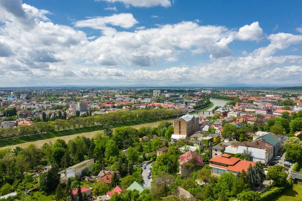 O panorama aéreo de Uzhgorod vista da cidade — Fotografia de Stock