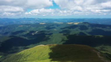 Karadağ 'daki Karpat Dağları Hoverla Dağı' nın tepesinden görünüyor