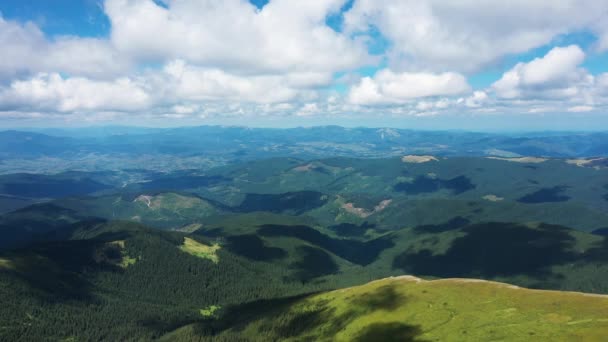 Karpaten Montenegrijnse bergrug uitzicht vanaf de top van de berg Hoverla luchtfoto — Stockvideo