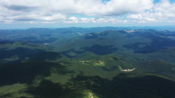 Montanhas Cárpatas Vista de cume montenegrina a partir do topo da vista aérea do Monte Hoverla — Vídeo de Stock