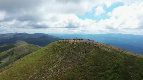 Вершина гори Говерла і панорама чорногорського хребта. — стокове відео