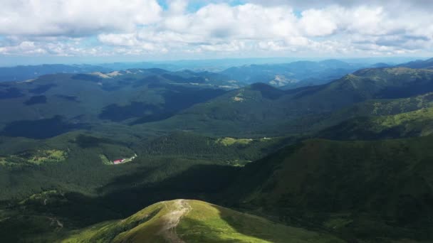 Montanhas Cárpatas Vista de cume montenegrina a partir do topo da vista aérea do Monte Hoverla — Vídeo de Stock