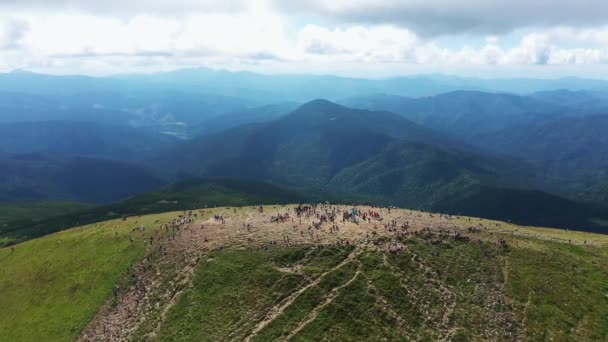 Los turistas suben a la cima de la montaña Hoverla vista panorámica aérea — Vídeos de Stock