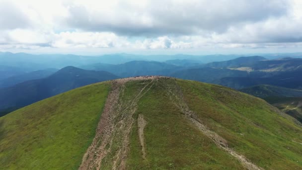 La cima del Monte Hoverla y el panorama de la vista aérea de la cresta montenegrina — Vídeos de Stock