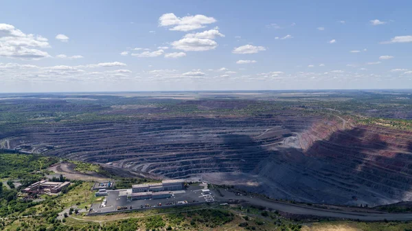 Carrière ouverte de minerai de fer dans la ville industrielle Vue Aérienne Du dessus — Photo
