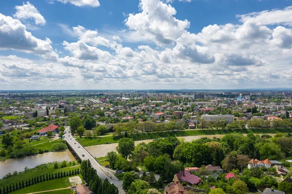 Uzhgorod cidade Ucrânia vista panorâmica aérea perto do rio Uzh — Fotografia de Stock