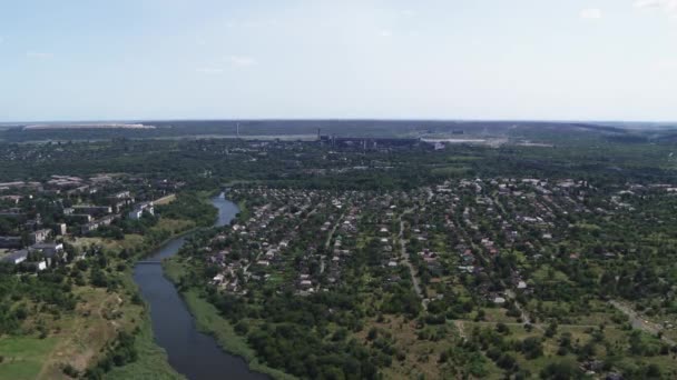 Ciudad industrial con vista aérea de planta metalúrgica — Vídeo de stock