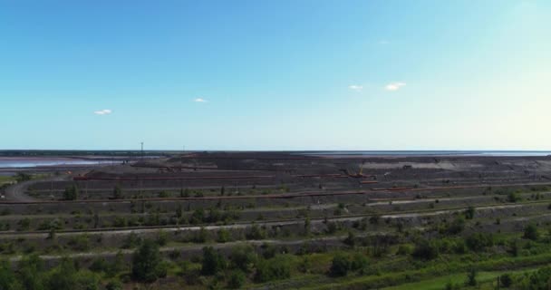 Endüstriyel Şehir Havacılık Panorama Manzarasında Çöp ve Göl İzleme — Stok video