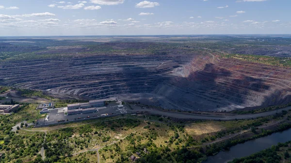 Vue aérienne de la carrière de minerai de fer ouverte — Photo