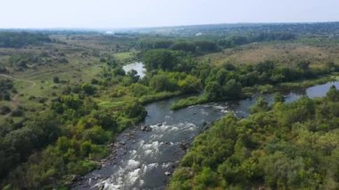 Nehir manzarası ve granit kayalar hava manzarası.