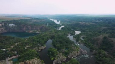 Nehir manzarası ve granit kayalar hava manzarası. Ukrayna 'daki Radon Gölü