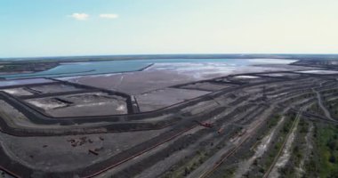 Endüstriyel Şehir Havacılık Panorama Manzarasında Çöp ve Göl İzleme