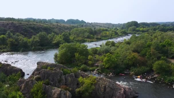 Landschaft des Flusses und Granitfelsen Luftaufnahme. — Stockvideo