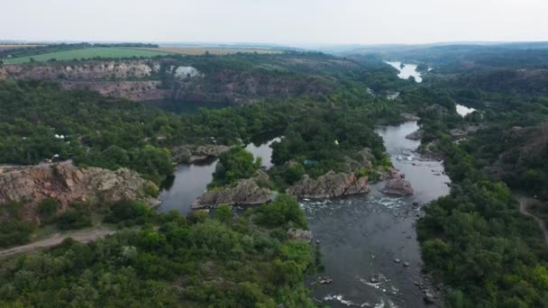 Krajina řeky a žulové skály v blízkosti radonového jezera letecký pohled. — Stock video