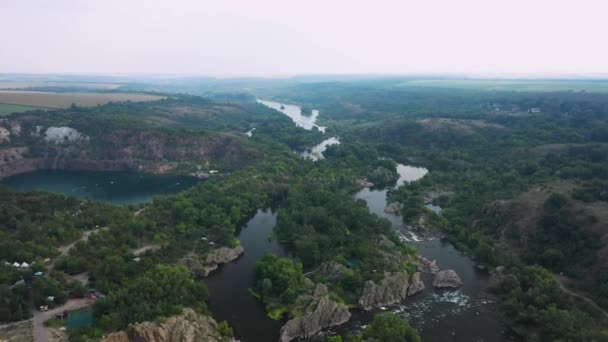 Krajina řeky a žulové skály letecký výhled. Radonské jezero v Migiye Ukrajině — Stock video