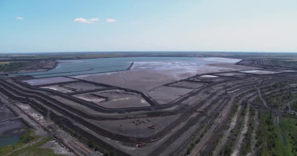 Müllhalde und See im Luftbild der Industriestadt — Stockvideo