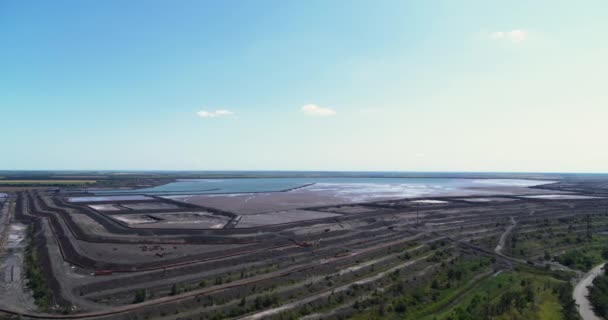 Ουρλιάζοντας χωματερή και λίμνη στη Βιομηχανική Πόλη Aerial Panorama View — Αρχείο Βίντεο