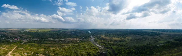 Krajina řeky a žulové skály letecké panorama pohled. Radonské jezero v Migiye Ukrajině — Stock fotografie