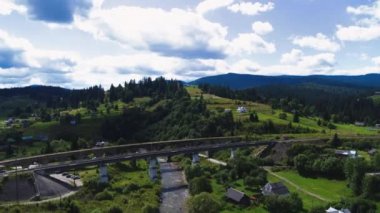 Vorokhta 'daki viyadük Prut Nehri hava manzarası boyunca demiryolu taşından bir kemer köprüdür.