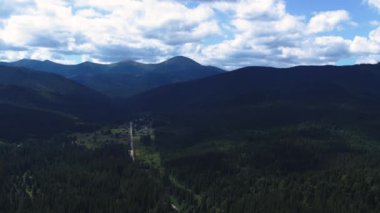Yoldaki Hoverla Dağı. Ukrayna hava manzaralı Karpatlar
