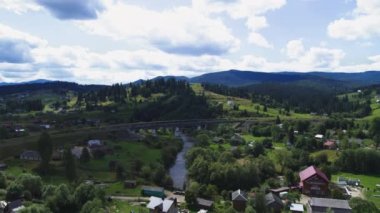 Vorokhta 'daki viyadük Prut Nehri hava manzarası boyunca demiryolu taşından bir kemer köprüdür.