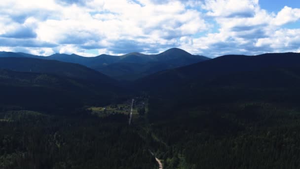 A Hoverla-hegy az útról. Kárpátok hegység Ukrajnában légi kilátás — Stock videók