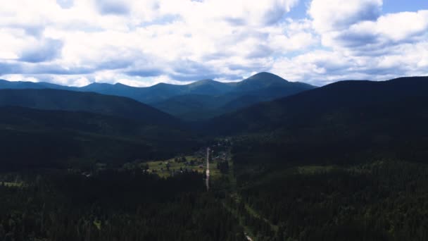 Góra Hoverla z drogi. Karpaty na Ukrainie widok z lotu ptaka — Wideo stockowe