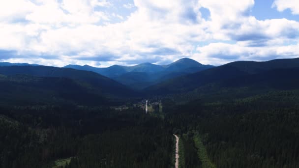 Il Monte Hoverla dalla strada. Monti Carpazi in Ucraina vista aerea — Video Stock