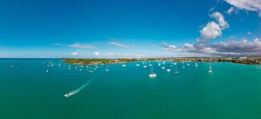 Kuzey Kıyısı, Mauritius demirlemiş yatların havadan deniz manzarası turkuaz lagün nazik dalgalar ve alçak tropikal şehir kıyıları.