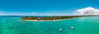 Mauritius turkuaz lagününün insansız hava aracı panoraması katamaran beyaz kumlu tropik tatil beldesi kıyı şeridi açık yaz gökyüzü.