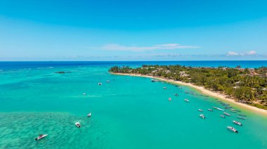 Canlı tropikal manzara: berrak turkuaz su, beyaz kum plajı, ve parlak mavi gökyüzünün altında bir dizi eğlence teknesi. Yüksek kalite fotoğraf