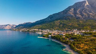 Biokovo dağlarının altındaki Adriyatik kıyısındaki Makarska kasabasının turkuaz deniz ve plajları. Yüksek kalite fotoğraf