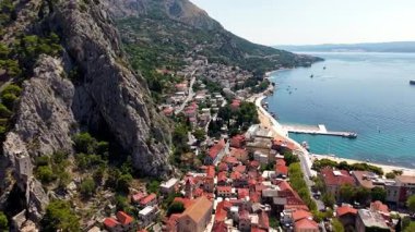 Cetina Nehri kanyonundaki Omis kasabasının Adriyatik Denizi Dalmaçya Hırvatistan ile buluşması. Yüksek kalite fotoğraf