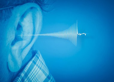 İnsan kulağının, içinden ses dalgası illüstrasyonları çıkan görüntüsü.