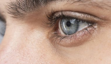 Güzel bir insanın gözünün ve kirpiklerinin yakın çekimi.