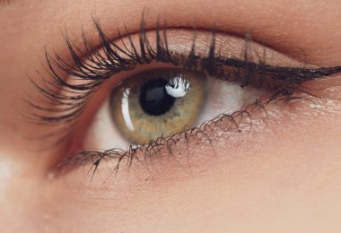 Bayan Göz ve Uzun Kirpikleri kapatın.
