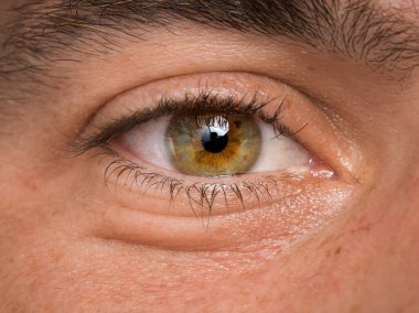 Yeşil gözlü bir adamın yakın plan fotoğrafı..