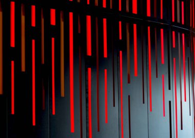 Kırmızı ve siyah dikey çizgiler çarpıcı bir modern duvar tasarımı yaratır..