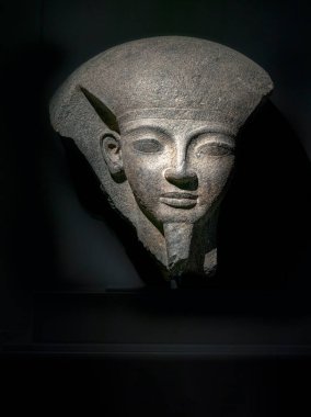 Antik Mısır heykeli karanlıkta bir erkek firavunu temsil ediyor..