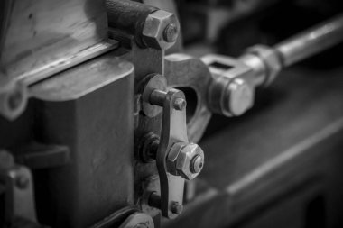 Kilitlenmiş metalik makine bileşenlerinin yakın plan görüntüsü.