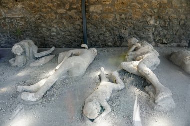 Pompeii harabelerinde yerde yatan antik figürler.