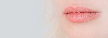 Tarafsız bir arkaplanda kadın dudaklarının yakın plan çekimi..