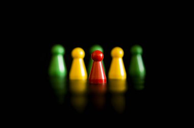 Masanın üzerine dizilmiş renkli oyun parçaları.