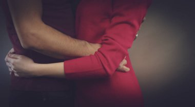 Birbirini kucaklayan iki insan..