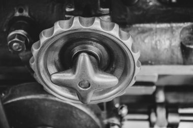 Makinelerin metal valf sapının yakın plan görüntüsü.