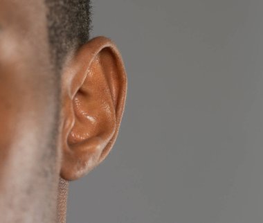 Bir insan kulağının yüzüne yakın çekim, yakın çekim.