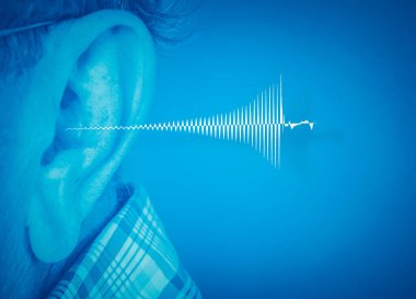 Ses dalgaları yayılan insan kulağına yakın çekim.