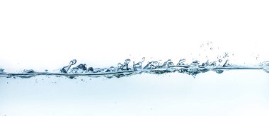 Su sıçrıyor ve sakin bir ortamda dalgalanmalar oluşturuyor..